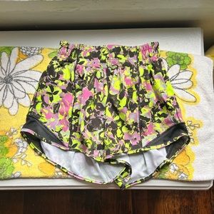 Lululemon Hotty Hot Low Rise Shorts Size 0 Yellow Black Multi Color 4 in inseam